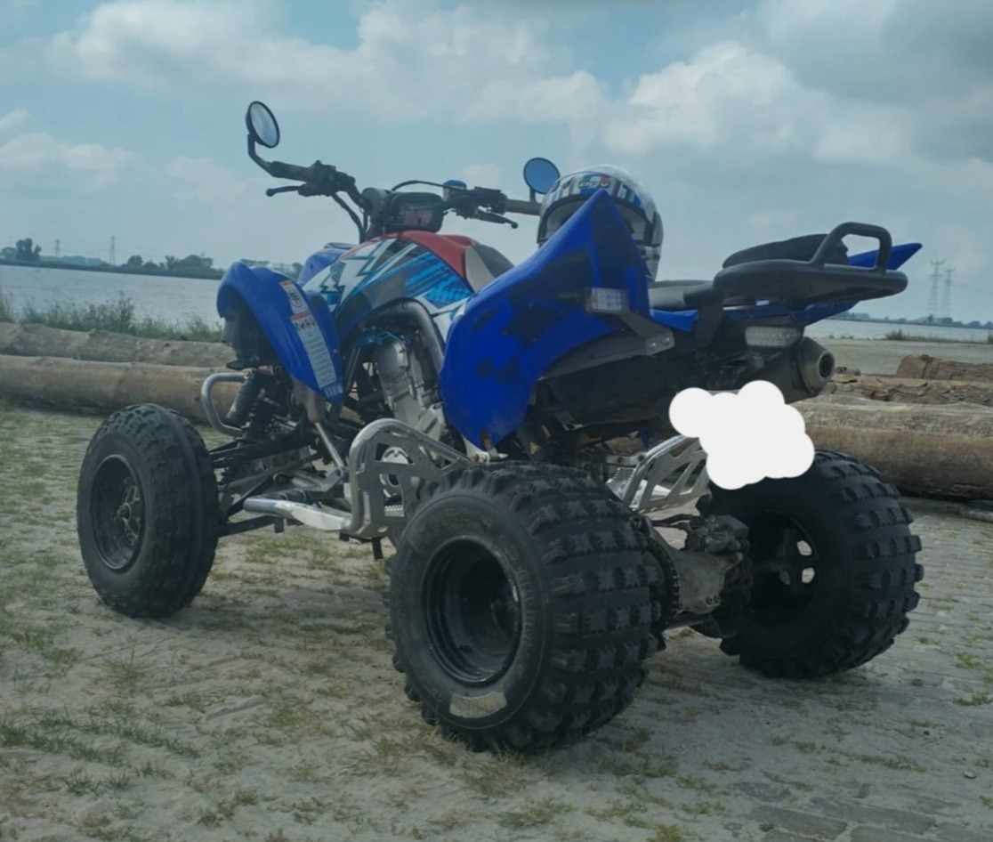 De achterkant van onze huurquad Yamaha FFM 700R (2008)
